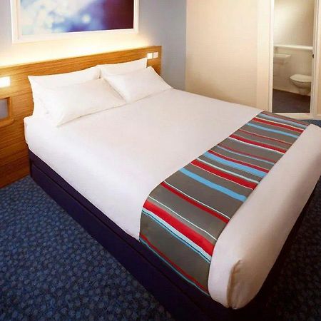 Travelodge Cardiff Central Queen Street Bagian luar foto