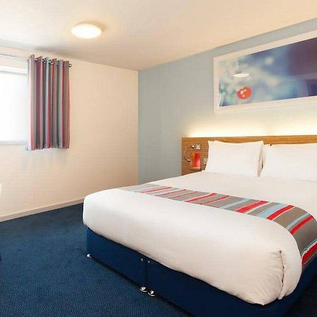 Travelodge Cardiff Central Queen Street Bagian luar foto