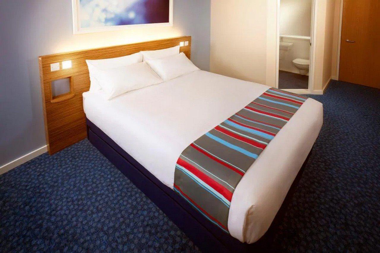 Travelodge Cardiff Central Queen Street Bagian luar foto