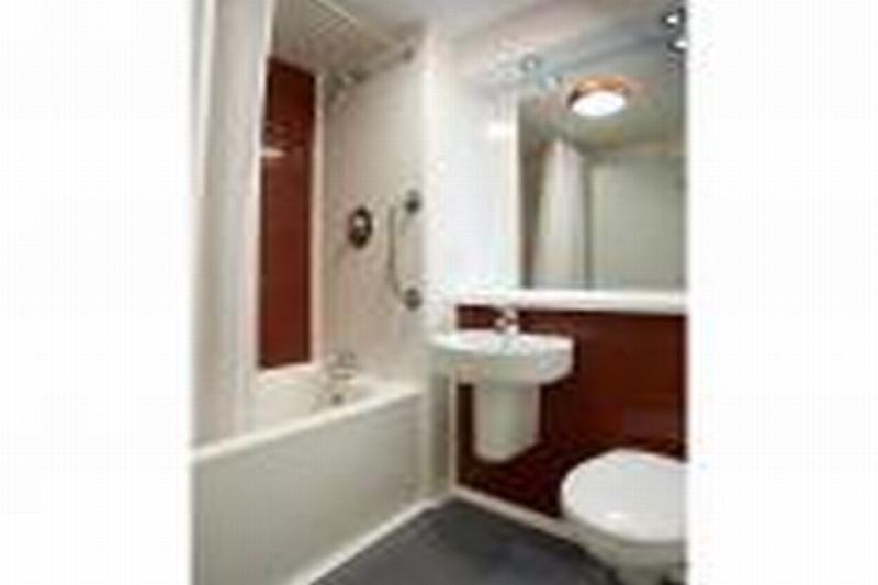Travelodge Cardiff Central Queen Street Bagian luar foto