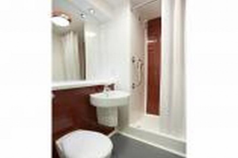Travelodge Cardiff Central Queen Street Bagian luar foto