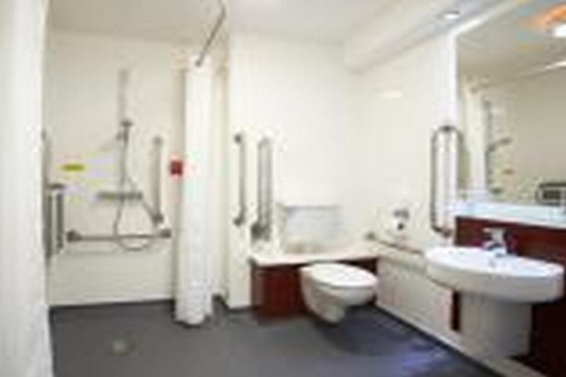 Travelodge Cardiff Central Queen Street Bagian luar foto