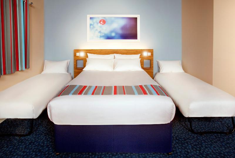 Travelodge Cardiff Central Queen Street Bagian luar foto