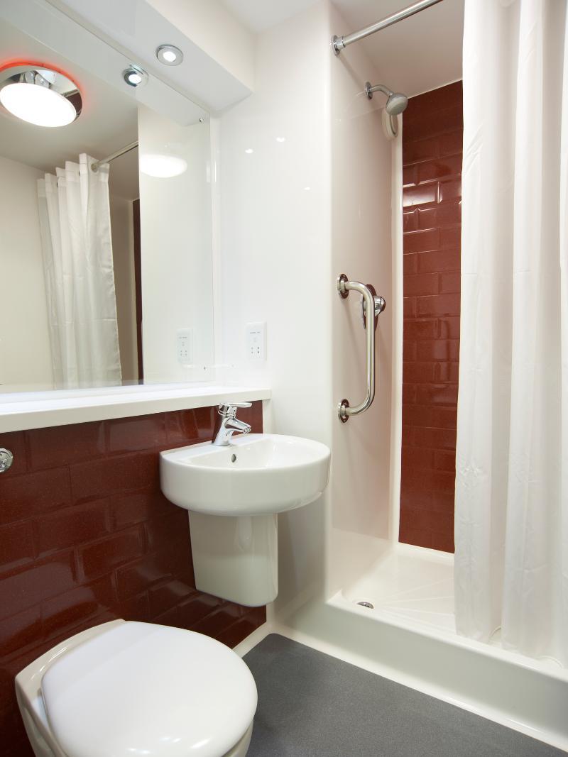 Travelodge Cardiff Central Queen Street Bagian luar foto