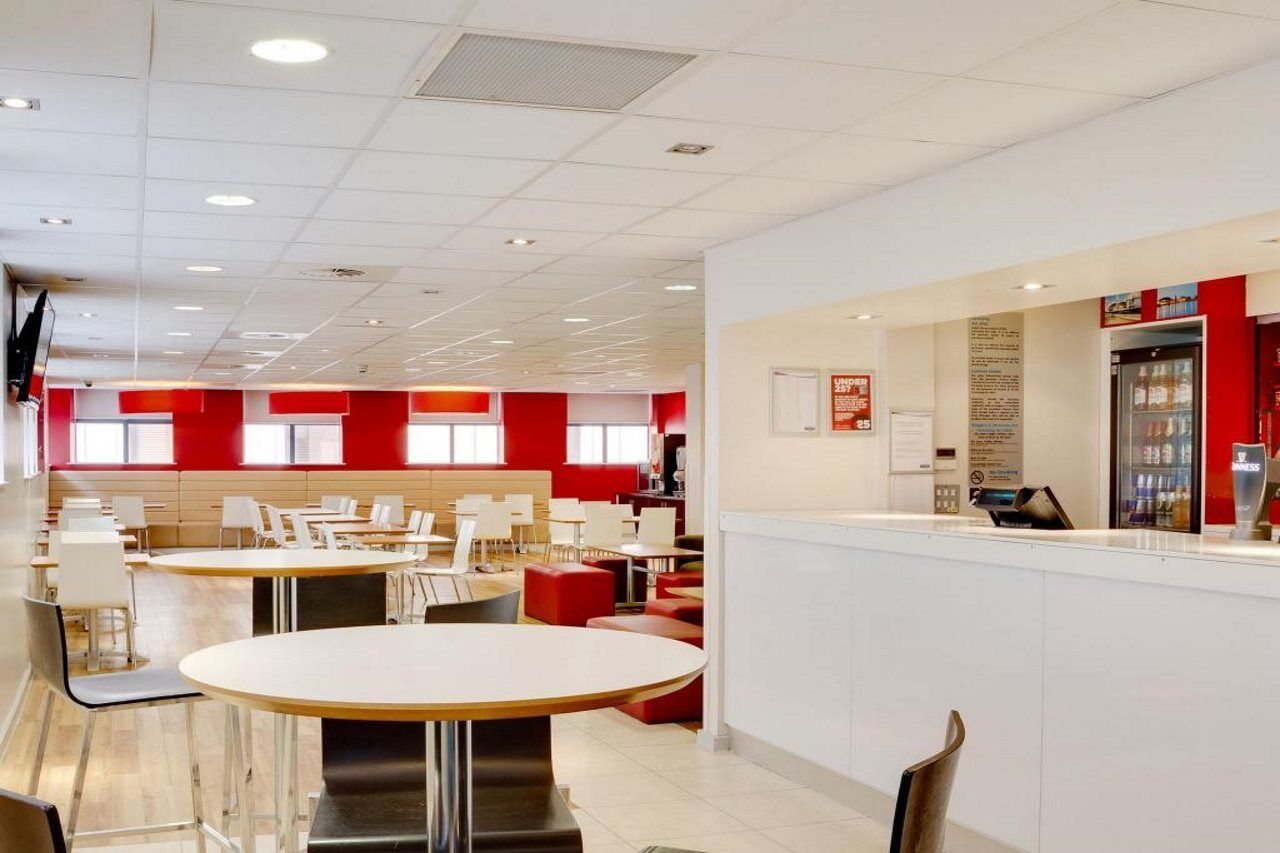 Travelodge Cardiff Central Queen Street Bagian luar foto