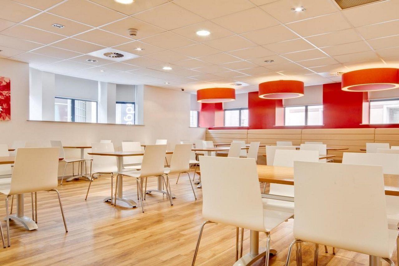 Travelodge Cardiff Central Queen Street Bagian luar foto