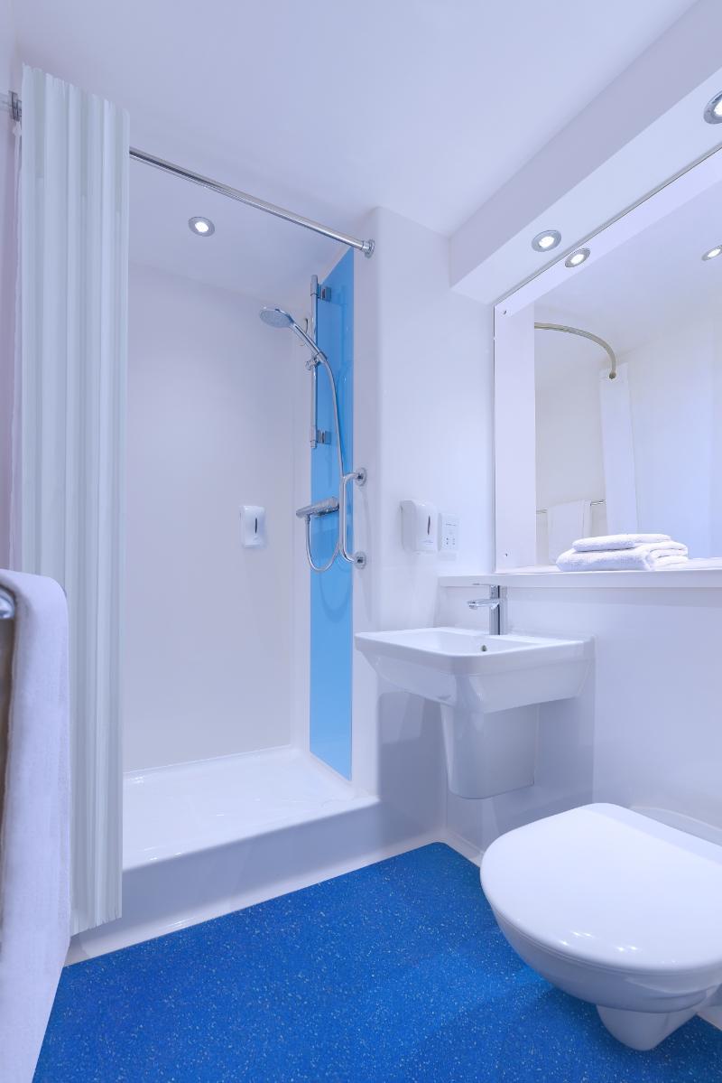 Travelodge Cardiff Central Queen Street Bagian luar foto